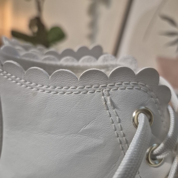 Converse Women's Chuck Taylor Shoes - White (See Little Damage In Last Photo) - Picture 7 of 8